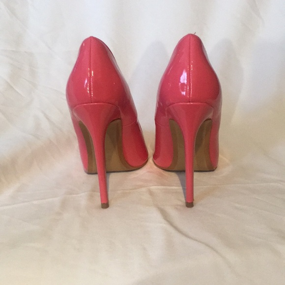 Adorable salmon pink classic style pumps - Picture 2 of 3